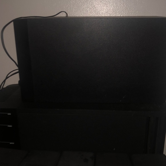 Bassspeaker has a sub and 6 lil speakers for audio - Picture 1 of 2